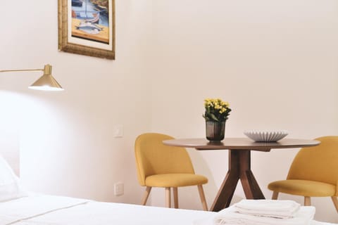 Photo of the whole room, Decorative detail, Seating area, Dining area, Bedroom