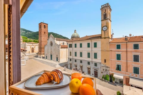 GOLDEN LUXE - Luxury Penthouse Duomo View Pietrasanta Apartment in Pietrasanta