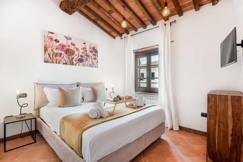 GOLDEN LUXE - Luxury Penthouse Duomo View Pietrasanta Apartment in Pietrasanta