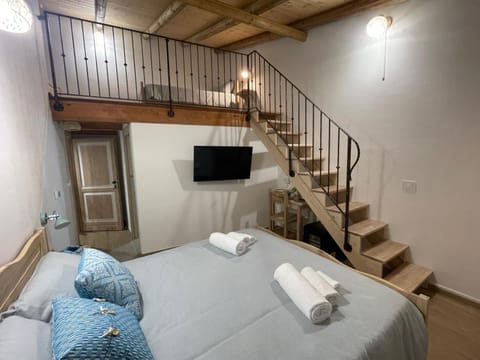 Bed, TV and multimedia, Bedroom, towels