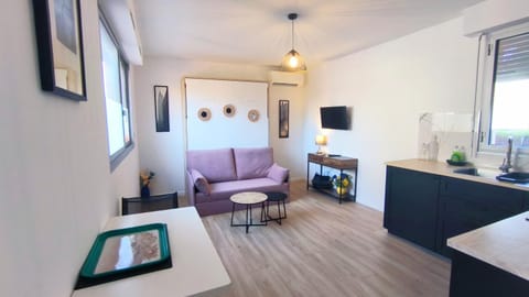 Bed, TV and multimedia, View (from property/room), Kitchen or kitchenette, Living room, Photo of the whole room, Seating area, Bedroom