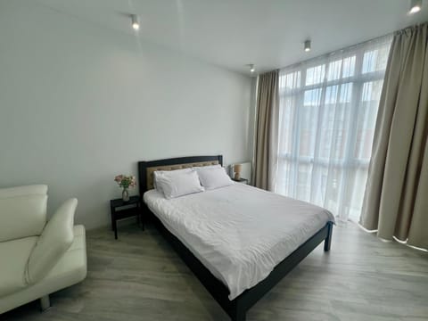 Bed, Photo of the whole room, Seating area, Bedroom