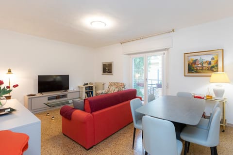 Communal lounge/ TV room, TV and multimedia, Living room, Seating area, Dining area, Evening entertainment