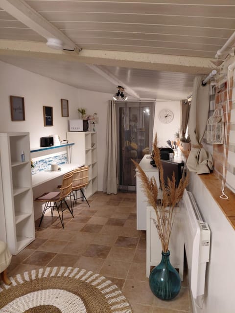 Kitchen or kitchenette, Dining area, stove