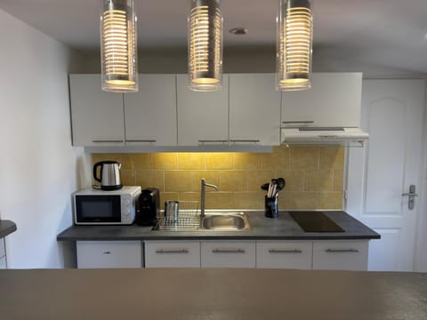 Coffee/tea facilities, Kitchen or kitchenette, stove