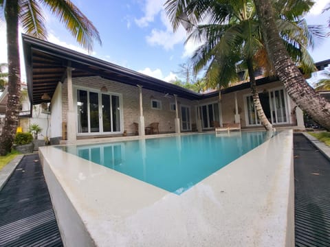 Property building, Day, Pool view, Swimming pool