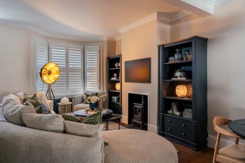 Communal lounge/ TV room, TV and multimedia, Living room, Photo of the whole room, Decorative detail, Seating area, Family, fireplace
