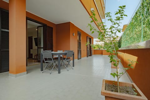 Property building, Day, Balcony/Terrace, Dining area