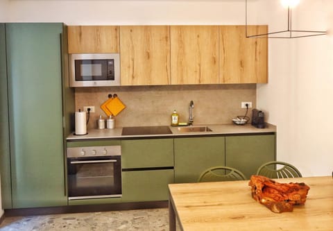 Coffee/tea facilities, Kitchen or kitchenette, stove, toaster