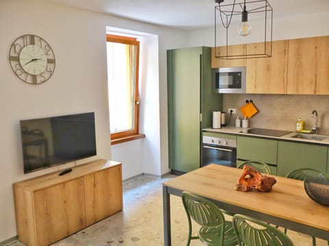 TV and multimedia, Kitchen or kitchenette, Dining area, oven, stove