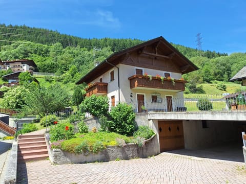 Property building, Facade/entrance, Natural landscape, Garden, Mountain view, internet, laundry, washing machine, dryer