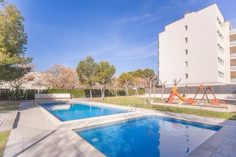 Property building, Day, Pool view, Swimming pool