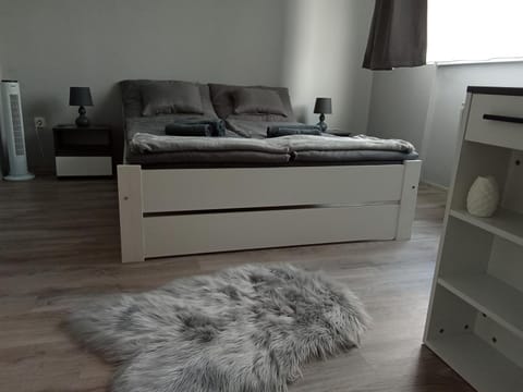 Bed, Seating area