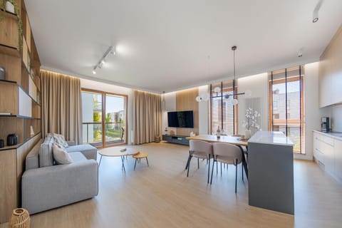 TV and multimedia, Living room, Seating area, Dining area