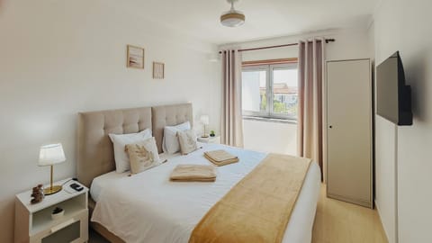Bed, TV and multimedia, Photo of the whole room, Bedroom, towels