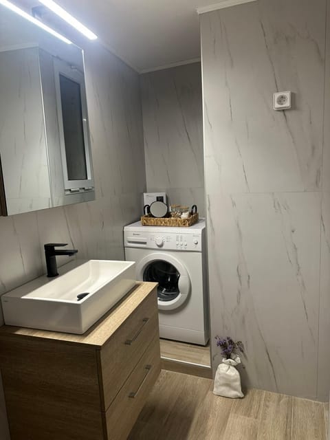 Bathroom, towels, washing machine