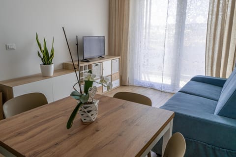 Communal lounge/ TV room, TV and multimedia, Living room, Seating area, Dining area, Evening entertainment