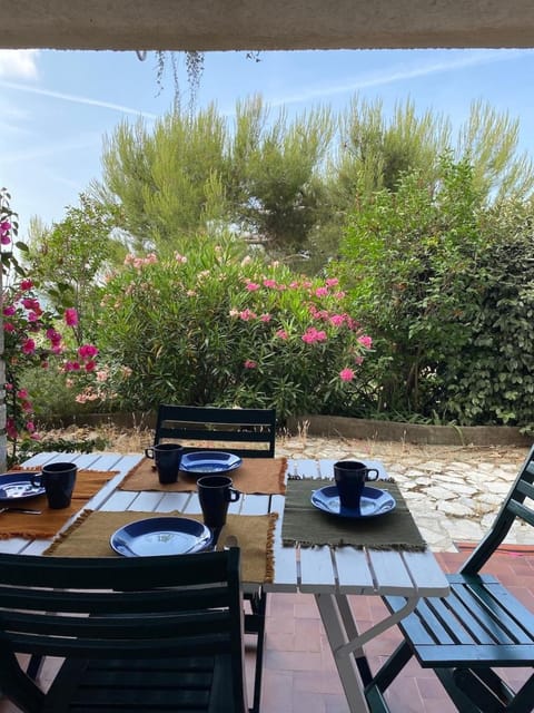 Patio, Dining area, Garden view