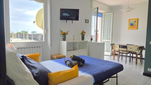 Communal lounge/ TV room, Bed, TV and multimedia, Living room, Seating area, Evening entertainment