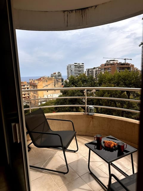 Patio, Day, Natural landscape, View (from property/room), Balcony/Terrace, Living room, Food and drinks, Seating area, Dining area, Food