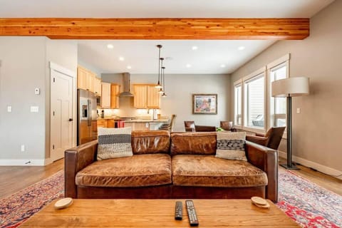 Winter Park Getaway 4 BR Townhouse w Hot Tub House in Fraser