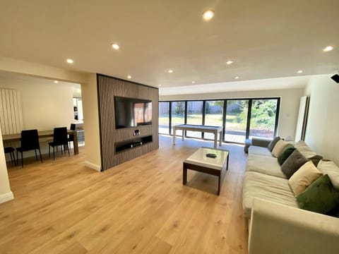 Communal lounge/ TV room, TV and multimedia, Living room, Seating area, Evening entertainment