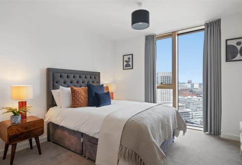 Bed, Photo of the whole room, Bedroom, City view