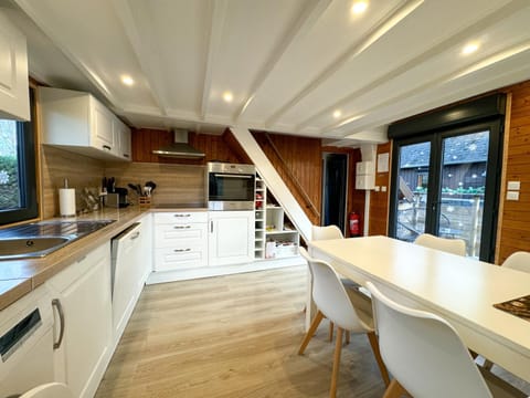 Coffee/tea facilities, Kitchen or kitchenette, microwave, oven, stove, kitchen