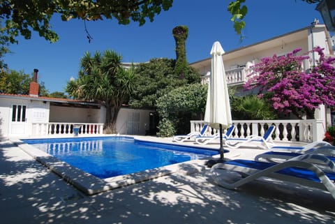 Property building, Day, Swimming pool, sunbed