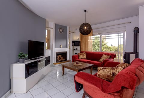 TV and multimedia, Living room, Seating area, fireplace