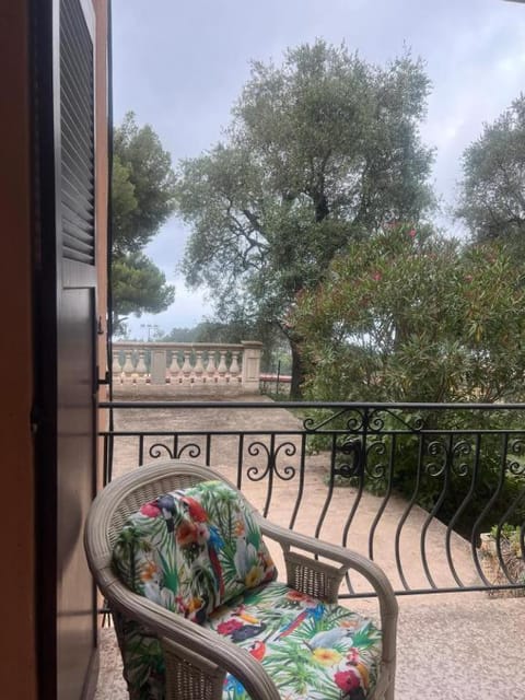 Eze village bas de villa jardin vue mer Apartment in Eze