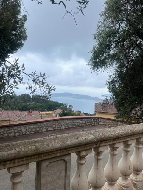 Eze village bas de villa jardin vue mer Apartment in Eze