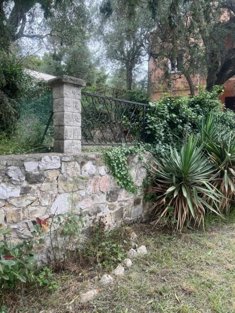 Eze village bas de villa jardin vue mer Apartment in Eze