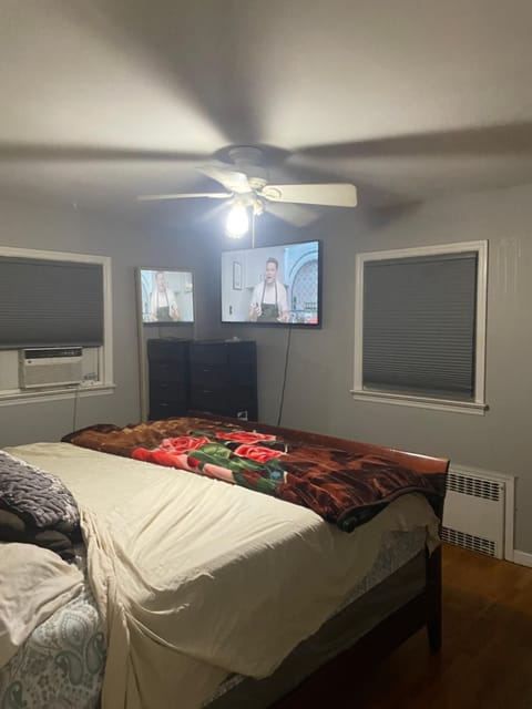 Bed, TV and multimedia, Photo of the whole room, Bedroom, air conditioner