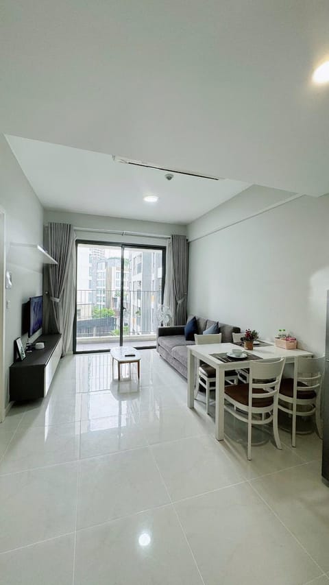 TV and multimedia, Living room, Photo of the whole room, Seating area, Dining area
