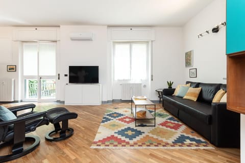 Communal lounge/ TV room, TV and multimedia, Living room, Seating area, Evening entertainment, air conditioner