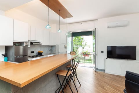 Communal lounge/ TV room, TV and multimedia, Kitchen or kitchenette, Living room, Seating area, Dining area, Evening entertainment, minibar, oven, pet friendly, stove, air conditioner