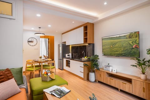 TV and multimedia, Kitchen or kitchenette, Living room, Seating area, Dining area, stove, air conditioner