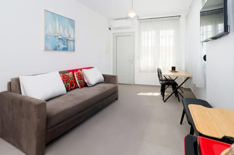 TV and multimedia, Living room, Seating area, air conditioner