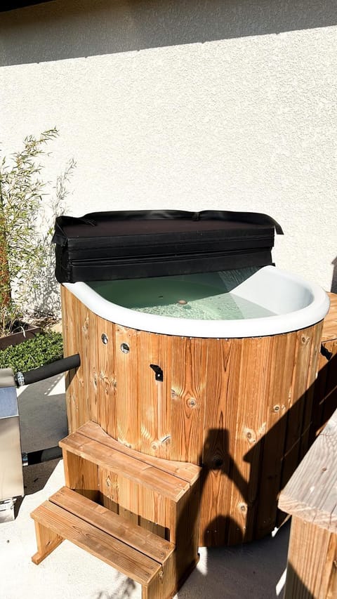 Property building, Day, Hot Tub