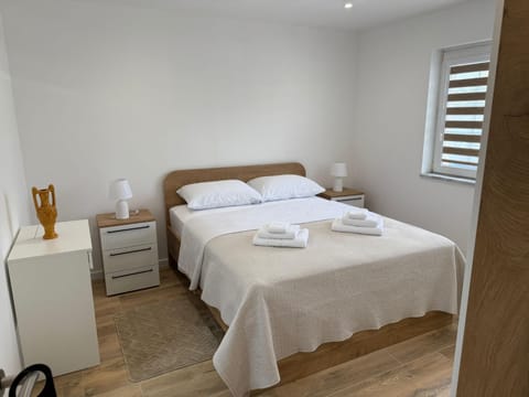 Bed, Bedroom, towels