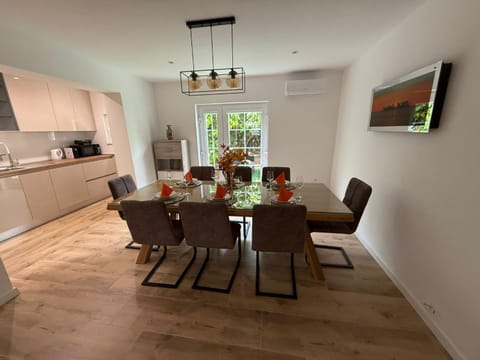 Kitchen or kitchenette, Seating area, Dining area, stove