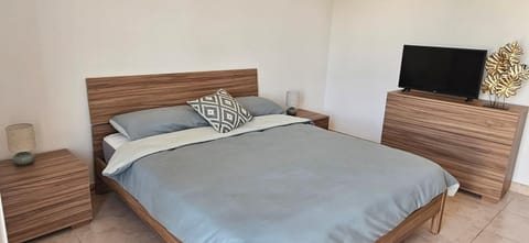 Bed, TV and multimedia, Photo of the whole room, Bedroom