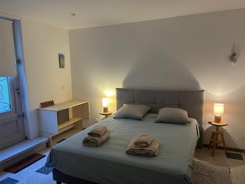 Photo of the whole room, towels