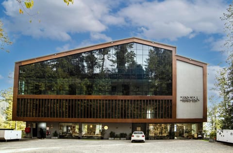 Property building, Facade/entrance, Day, Mountain view, Facility for disabled guests, Parking, internet, elevator