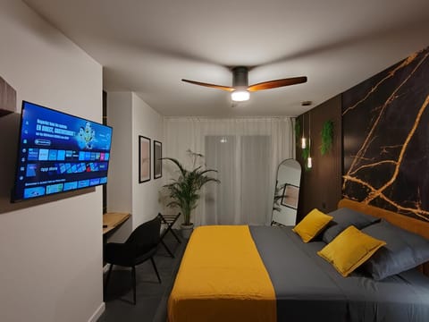 Bed, TV and multimedia, Photo of the whole room, Bedroom