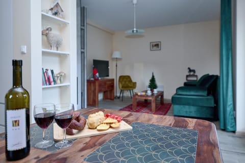 Communal lounge/ TV room, TV and multimedia, Living room, Seating area