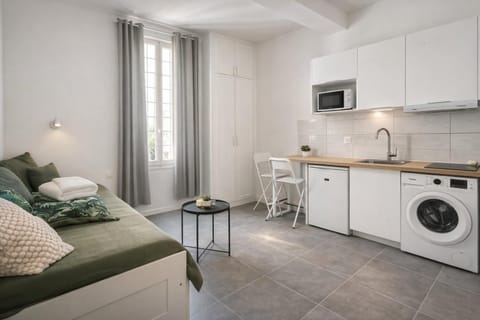 Living room, Seating area, Dining area, stove, kitchen