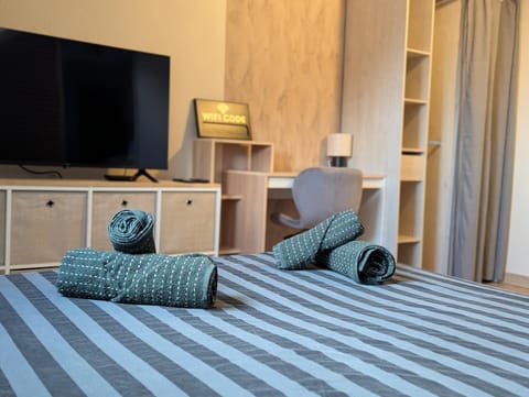 Bed, TV and multimedia, Photo of the whole room, Bedroom, towels