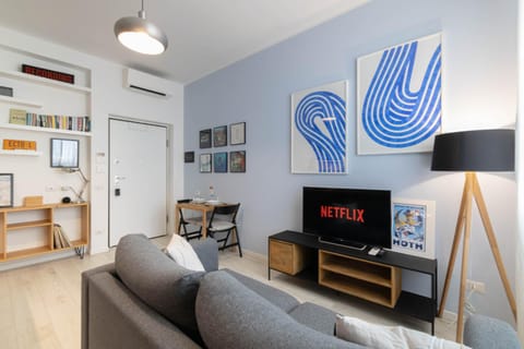TV and multimedia, Living room, Seating area, air conditioner